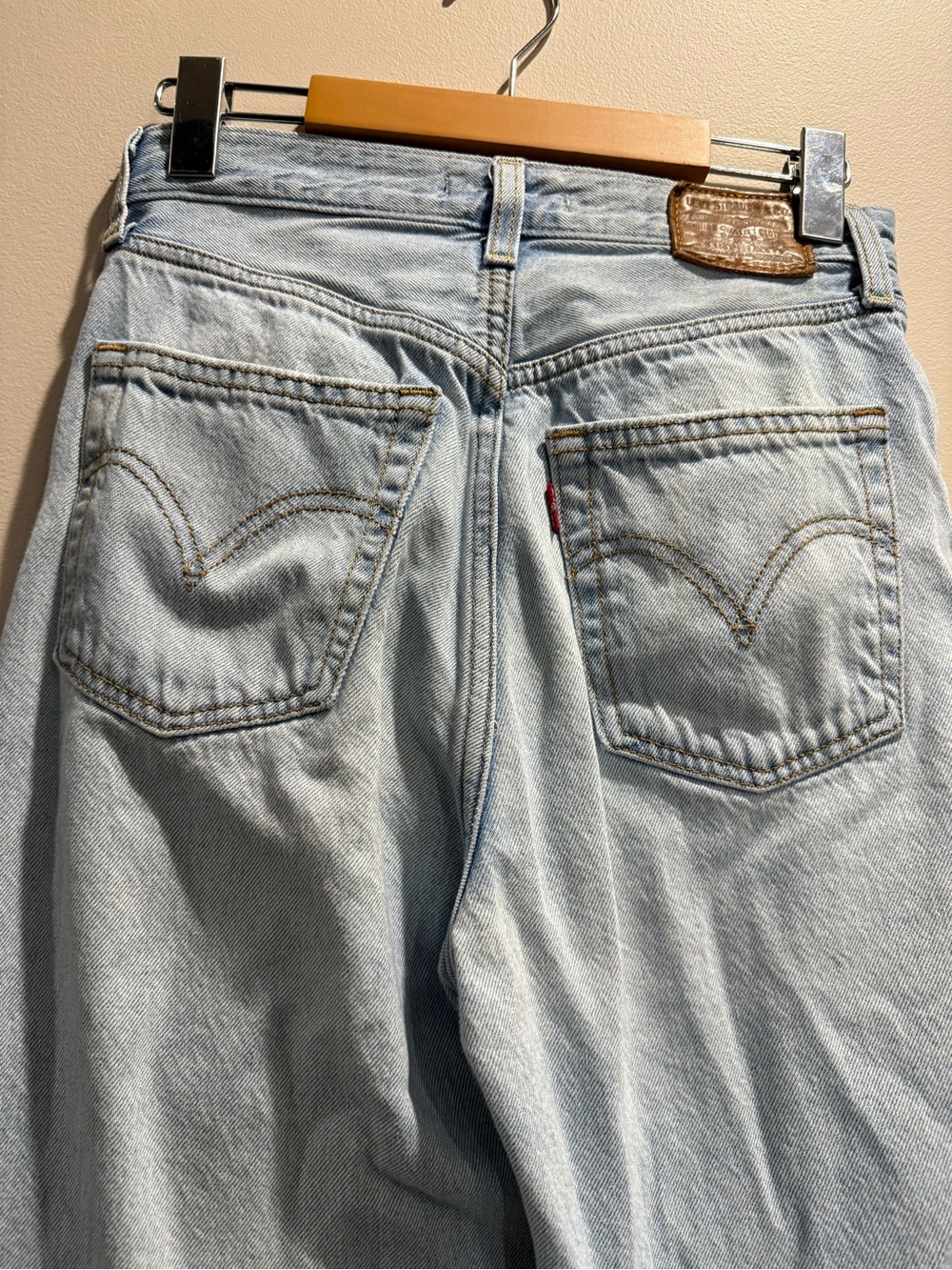 Levi's Cotton/Lyocell Relaxed Straight Light Wash Blue Jeans 26 - Picture 2 of 9